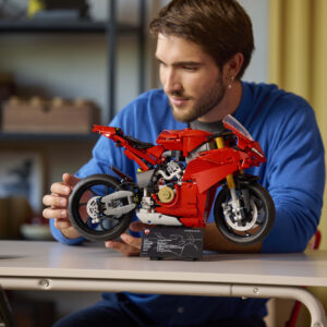 LEGO Technic Ducati Panigale V4 S mootorratas - Image 4