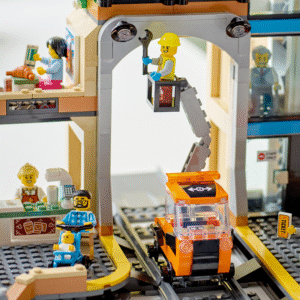 LEGO City Pearaudteejaam - Image 5